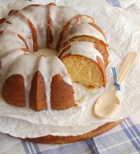 Bolo de coco tostado e abacaxi