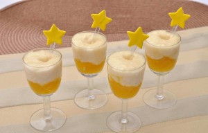 Pêssego em calda com creme de chocolate branco